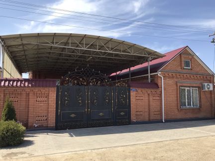 Дом 280 м кв. на участке 8 сот.  Армавир