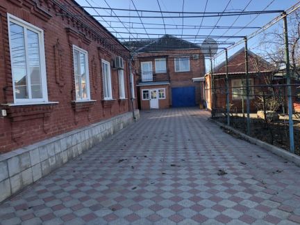 Дом 110 м кв. на участке 8 сот.  Армавир