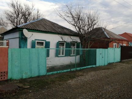Дом 43 м кв. на участке 4 сот.  Армавир