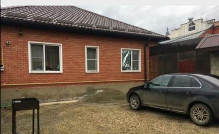 Дом 85 м кв. на участке 5 сот.  Армавир