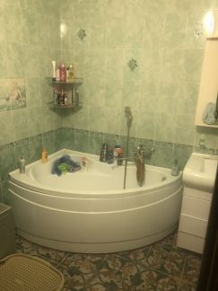 Продаю 2х комнатную квартиру, 74 м кв., 1/3 эт.  Армавир