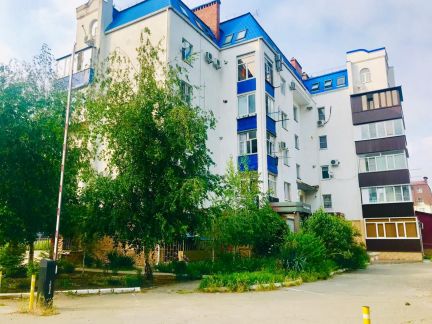 Продажа 4-комнатной квартиры, 140 м кв., 5/6 эт.  Армавир