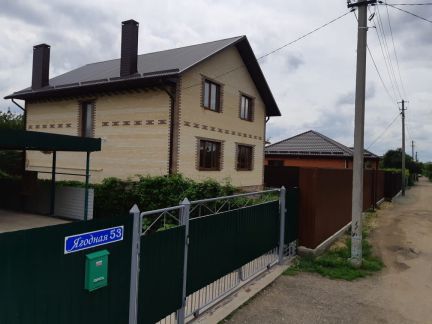 Дом 200 м кв. на участке 5 сот.  Армавир