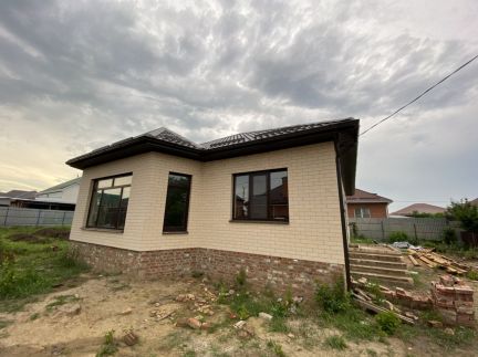 Дом 100 м кв. на участке 5 сот.  Армавир